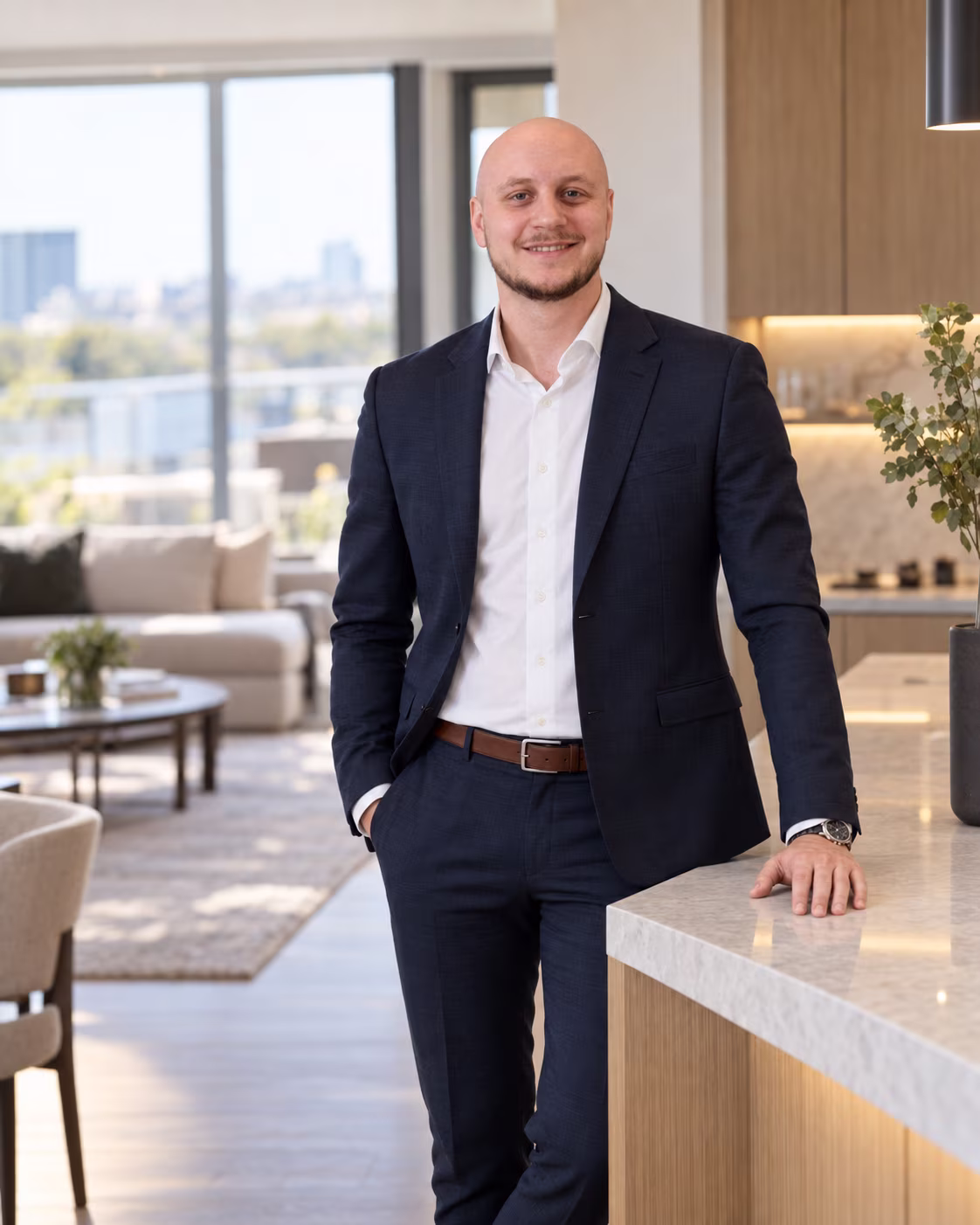 Bartłomiej Drelich we wnętrzu mieszkania